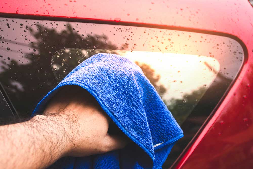 วิธีกำจัดคราบน้ำฝังแน่นบนกระจกรถยนต์