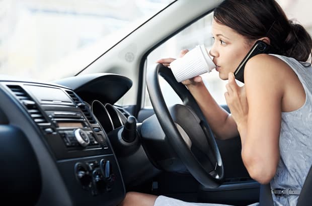 พฤติกรรมเสี่ยงของสาว ๆ ขณะขับรถ