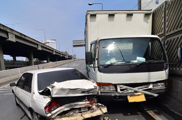 รถ 6 ล้อแหกโค้งชนเก๋ง ประกันจ่ายไหม