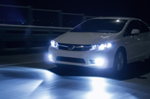 ขับรถลุยฝนเปิดไฟตัดหมอกได้ไหม ?