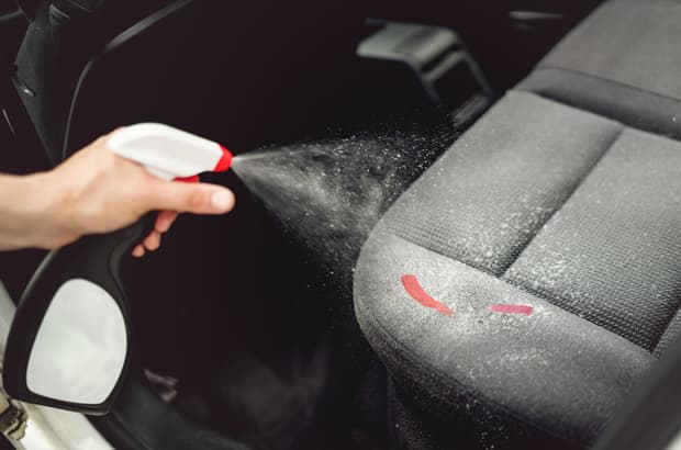 วิธีการขัดเครื่องสำอางติดเบาะรถ