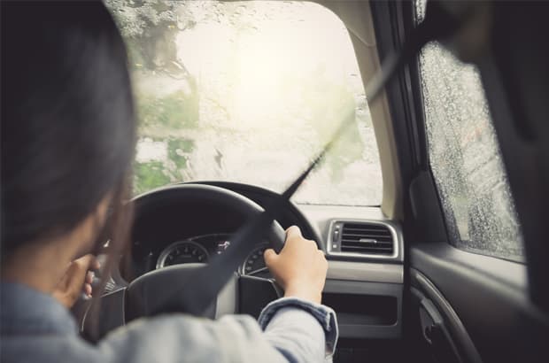 7 ข้อห้าม! เมื่อสาวๆต้องขับรถสู้ฝน