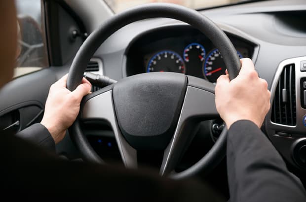 วิธีจับพวงมาลัยรถที่ถูกต้อง