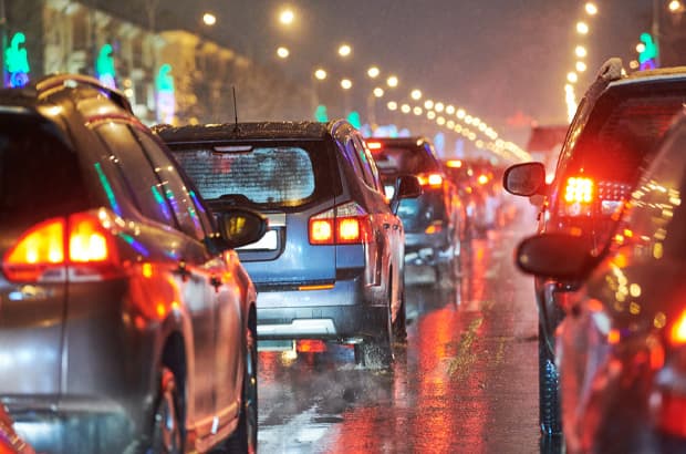 ไขข้อสงสัย ทำไมฝนตกแล้วรถถึงติด