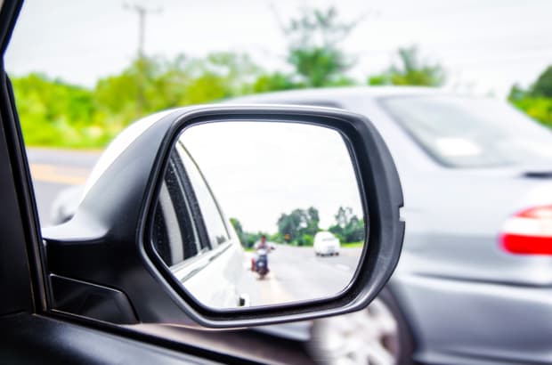 5 มุมอับสายตาเวลาขับรถ จุดบอดต้องระวัง