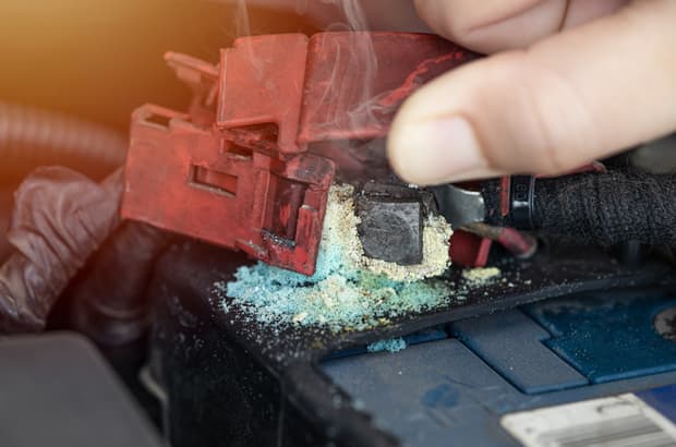 ขี้เกลือขึ้นขั้วแบตเตอรี่ แก้ไขได้อย่างไร