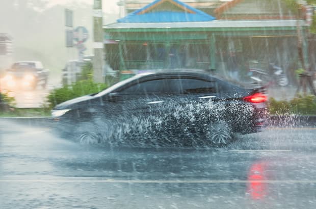 สิ่งต้องห้าม! ไม่ควรทำขณะขับรถลุยฝน