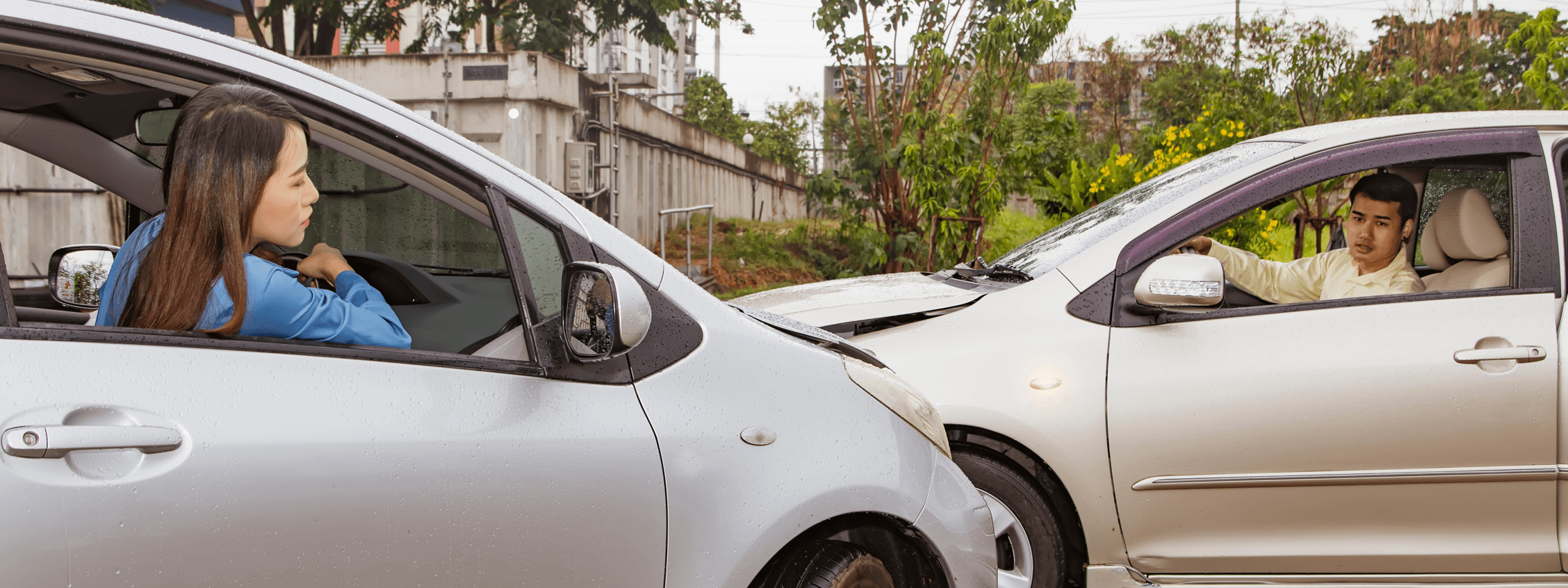 ถอยรถชนรถคนในครอบครัว ทำอย่างไร เคลมประกันได้ไหม?
