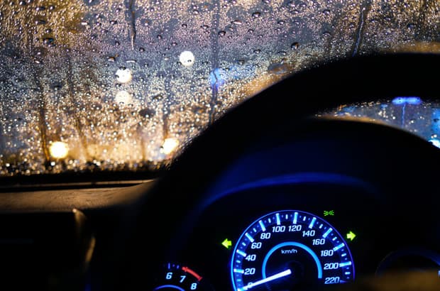 ไขข้อสงสัย ทำไมฝนตกหนักห้ามเปิดไฟฉุกเฉิน