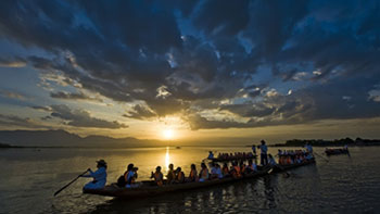 งานประเพณีเวียนเทียนกลางน้ำ