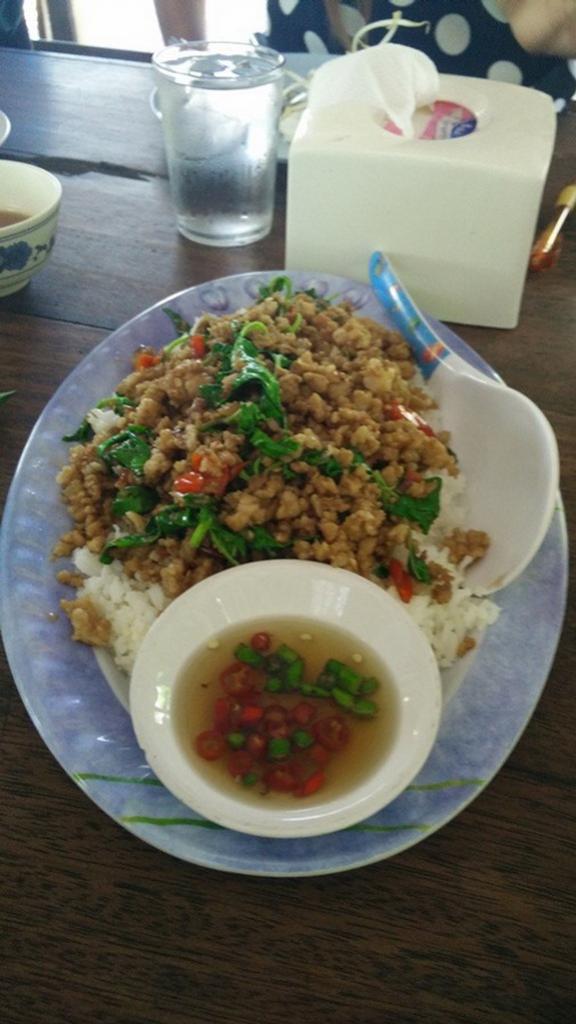 ข้าวกะเพราะ ครูอี๊ด ขนมจีนเส้นสด