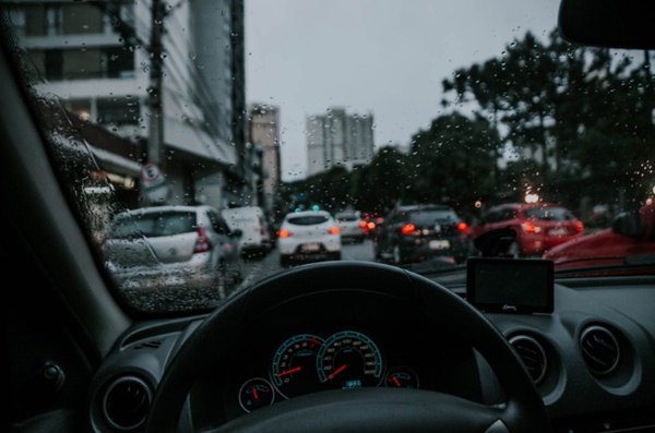 ขับรถหน้าฝนอย่างไรให้ปลอดภัย เมื่อต้องขับฝ่าแอ่งน้ำ