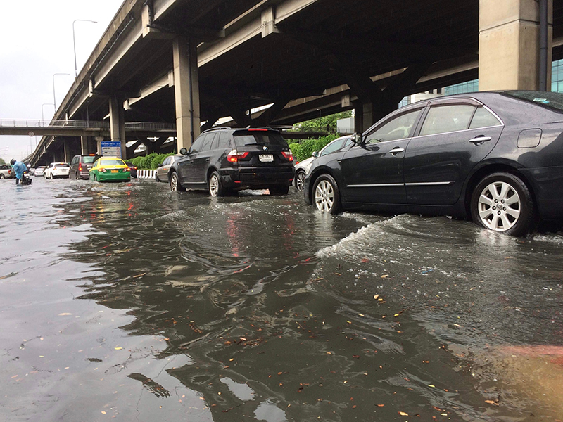 ฝนตกหนัก น้ำเข้ารถ ทำความสะอาดอย่างไร