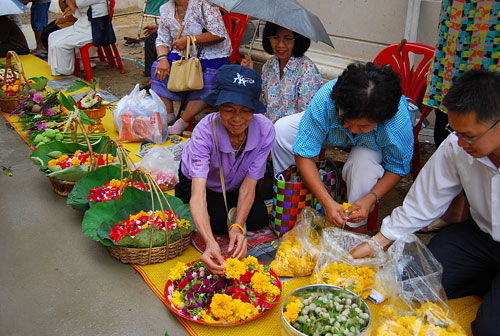 ประเพณีเดินเทียนและตักบาตรดอกไม้ กรุงเทพมหานคร