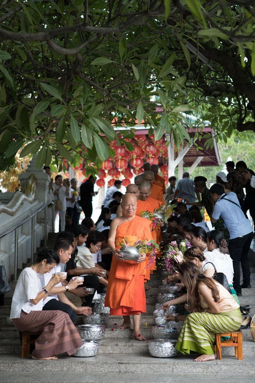 ตักบาตรดอกเข้าพรรษา จังหวัดสระบุรี