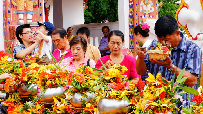 ประเพณีใส่บาตรเทียน จังหวัดน่าน 