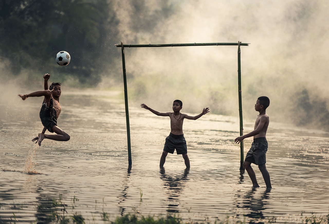 ภาพเด็ก ๆ เล่นฟุตบอล ผลงานของคุณ Sasin Tipchai