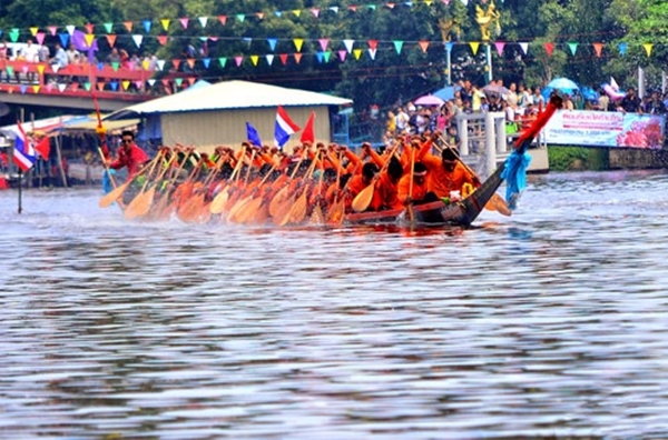 แข่งเรือยาวประเพณี  