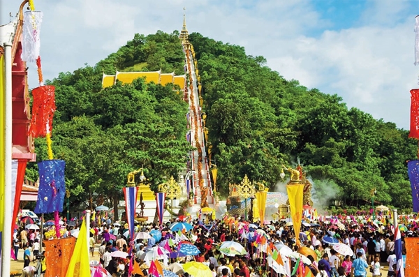 ทำบุญในงานตักบาตรเทโว  