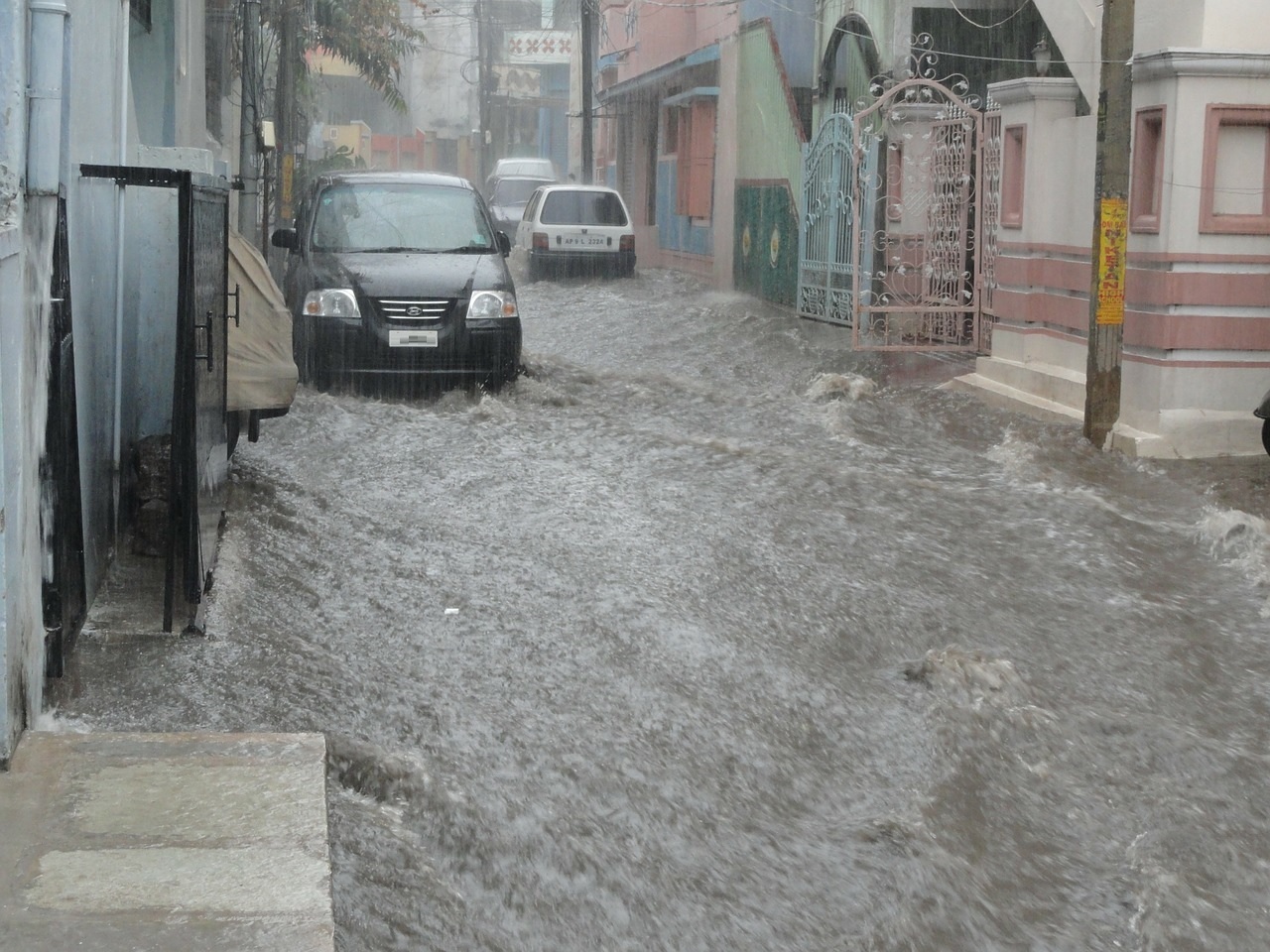 ฝนตกทำให้เกิดน้ำท่วมบ้านเรือนได้รับความเสียหาย