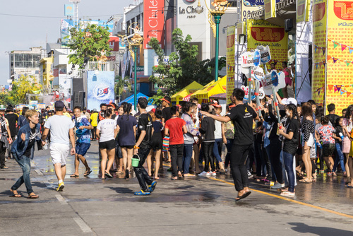 เที่ยวสงกรานต์ ถนนข้าวเหนียว